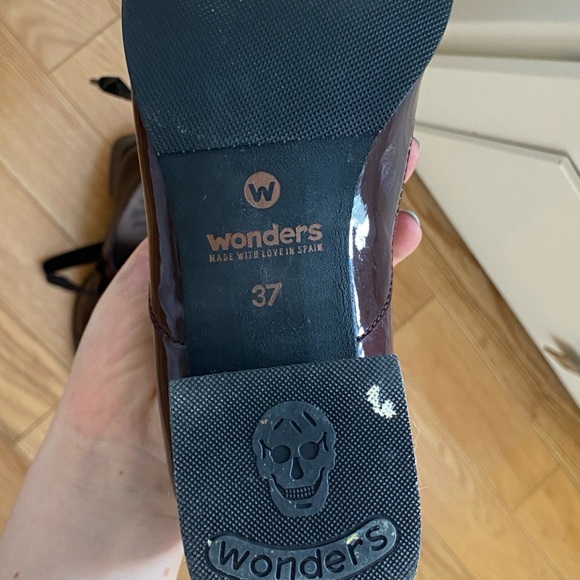 Wonders Burgundy and Black Heels - Picture 4 of 4